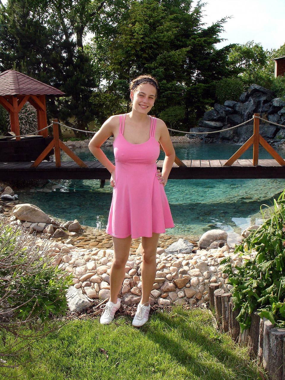 业余美女艾琳娜A在码头上展示下垂乳房并自慰