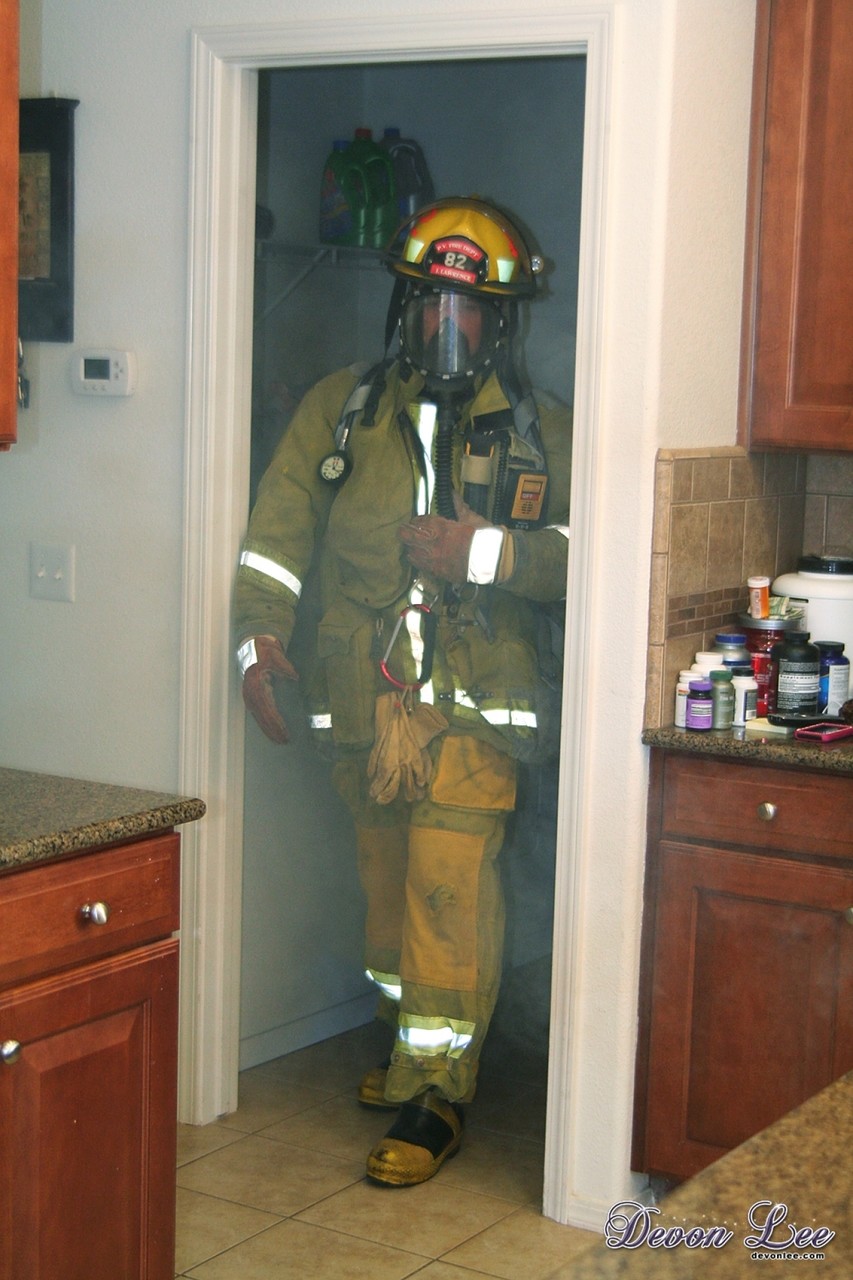 Geiler Feuerwehrmann Fickt Die Vollbusige Milf Devon Lee Hart Durch