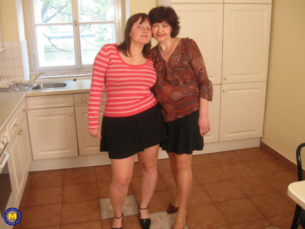 बड़े स्तन वाली किशोर और दादी ईवी और दानिया एक दूसरे को खुश करते हैं