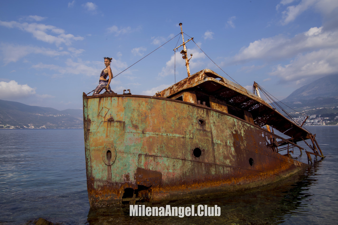 فتاة نحيفة ميلينا أنجل تتعرى وتتصور على متن سفينة مهجورة صدئة