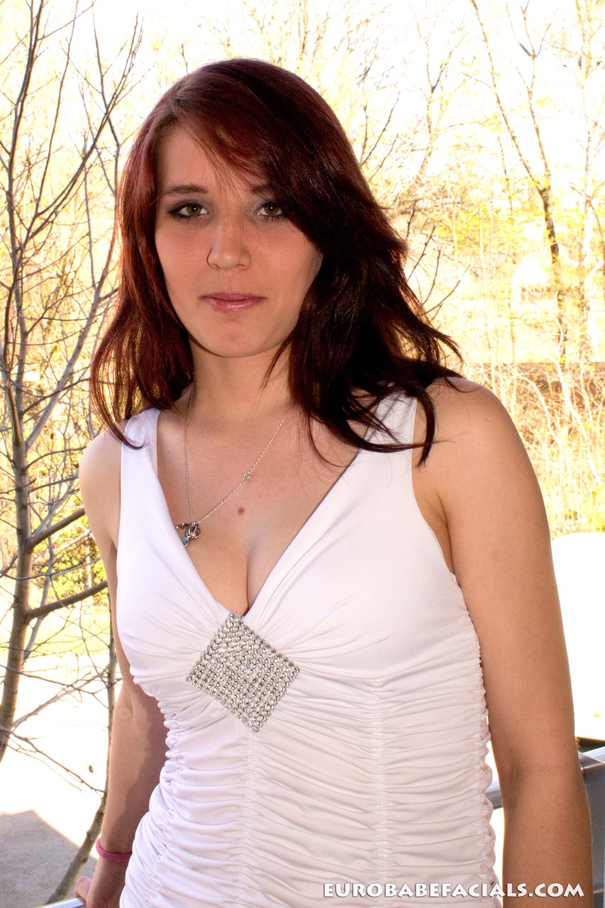 Amatrice Shylina À L'Envers Chaud Se Déshabille Et Lèche Les Couilles Du Mec