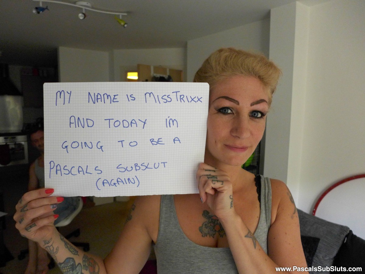 赤裸纹身金发小姐Trixx跪在男人面前