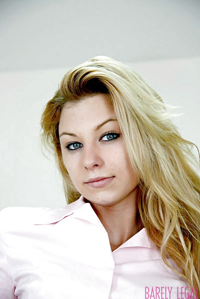 Блондинка-Секретарша Никки Флейм Обнажает Большие Сиськи И Бритую Пизду На Работе