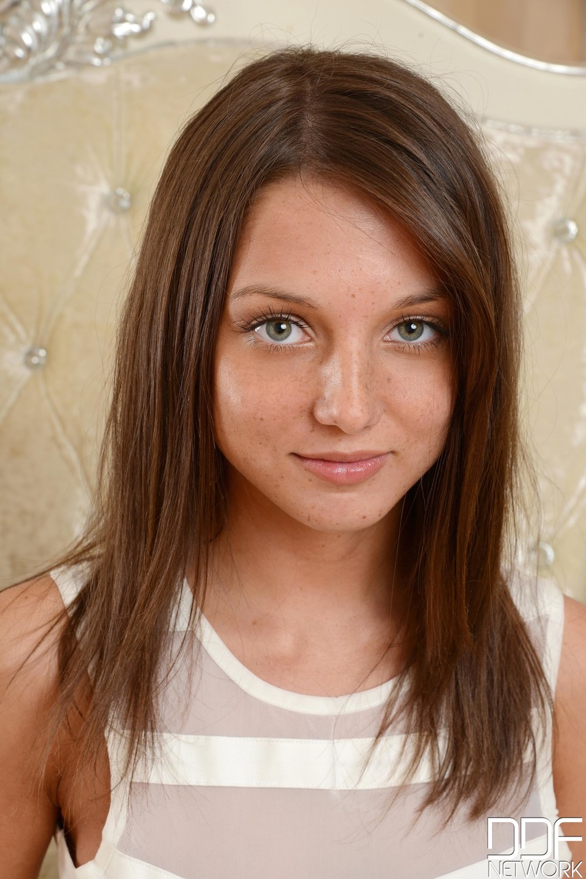 Foxy Di 年轻色情明星在颜射前展示骑马技巧