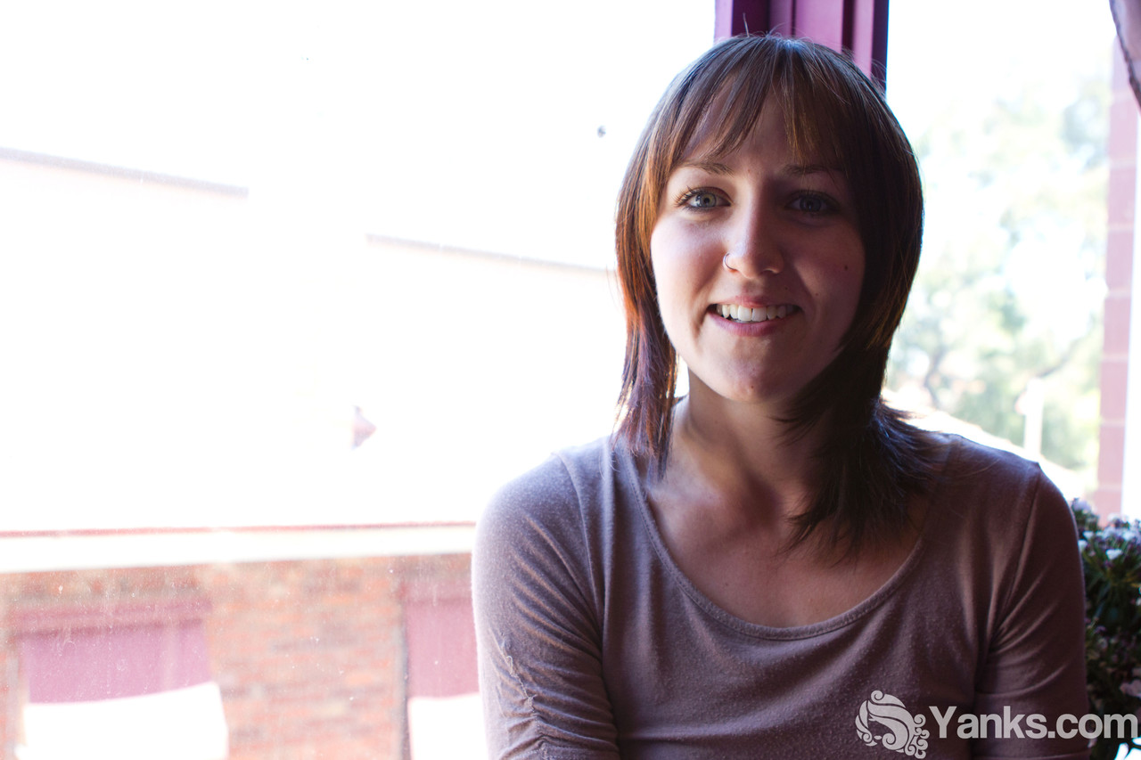 細身の新人が服を脱ぐ際に勃起した乳首を見せる