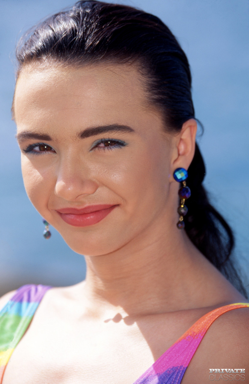 समुद्र किनारे छुट्टियाँ मनाते हुए काले बालों वाली महिला हार्डकोर डीपी का आनंद लेती है