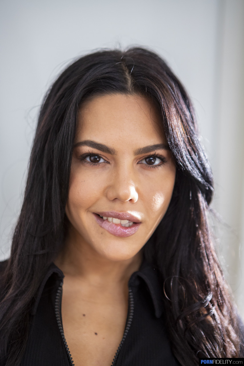 Apolonia Lapiedra Morena Enseña Pequeños Pechos Y Vagina Recortada