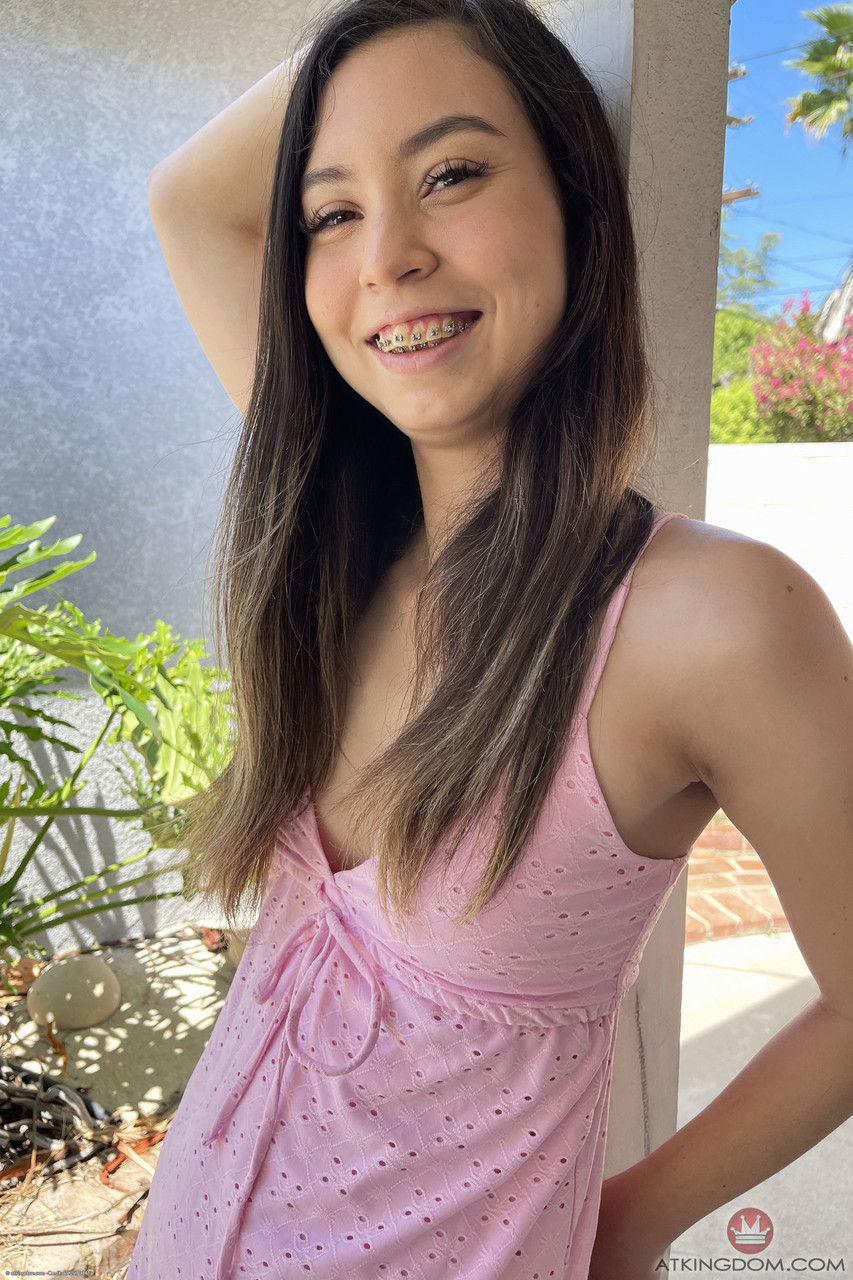 Amber Angel, Sexy Morena, Muestra Su Coño Afeitado Irresistible De Cerca