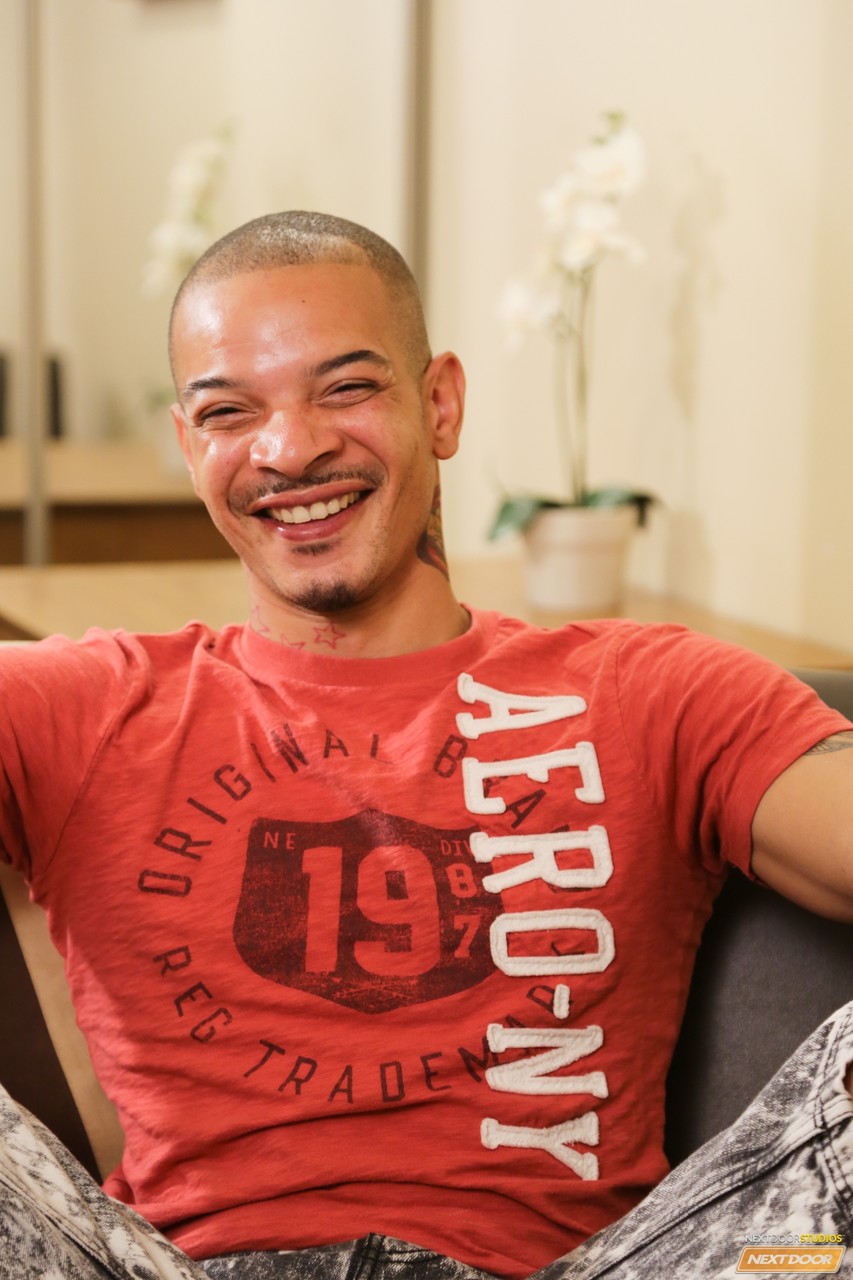 الفتى المثلي العضلي ليو يمص الزب الكبير لزميله ثم يُنك على الأريكة