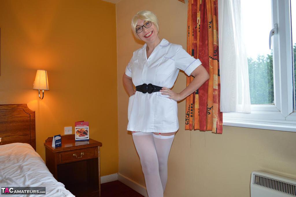 金髪バービー痴女ママ三人フェラ跪き