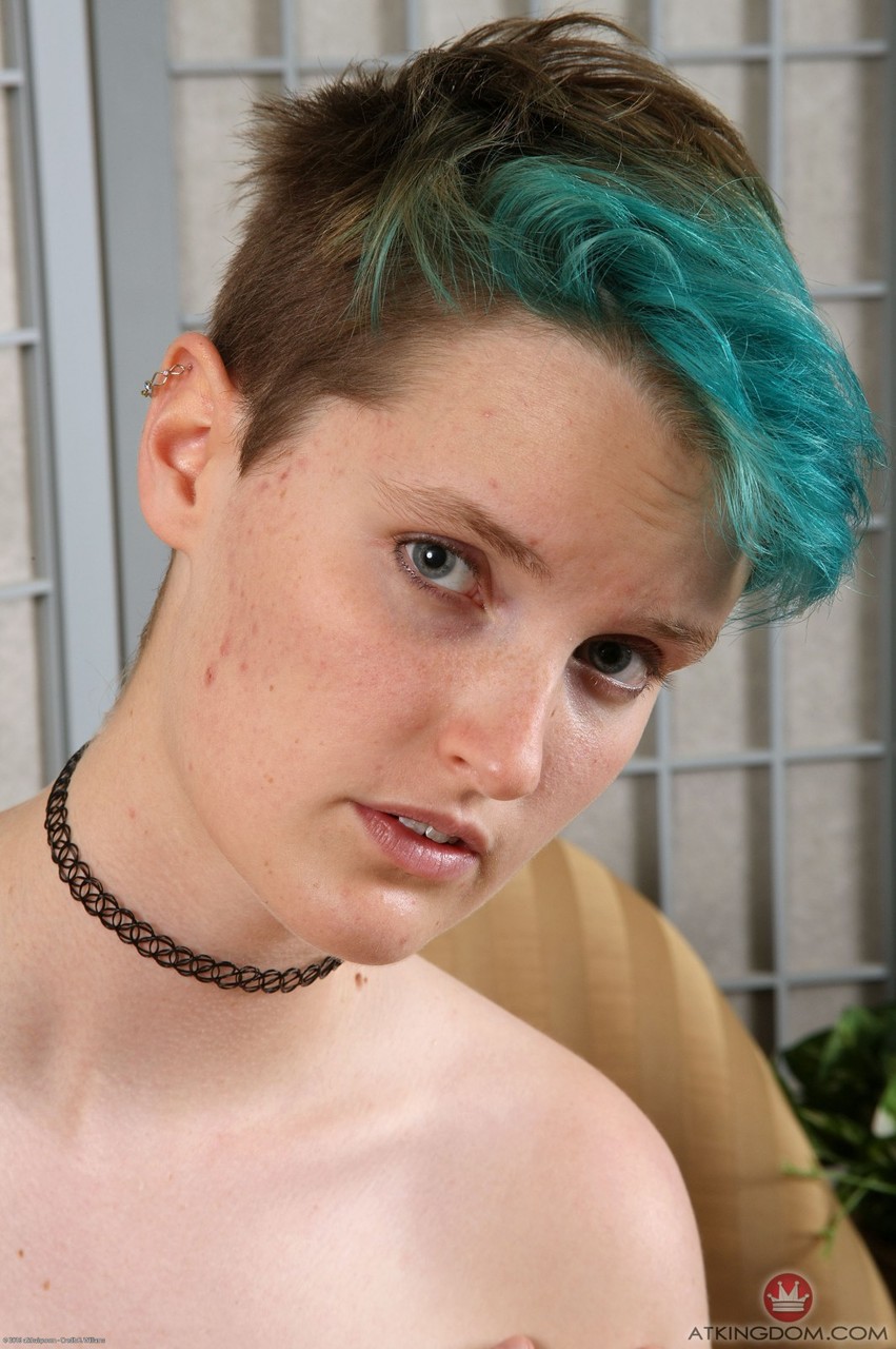 ショートヘアの美女シアンは剥いていて、毛深いマンコで挑発しています