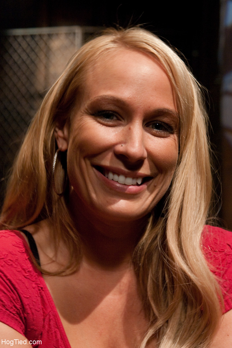 Curvy Blonde Milf Mellanie Monroe Attachée Et Jouée Sur Chaise