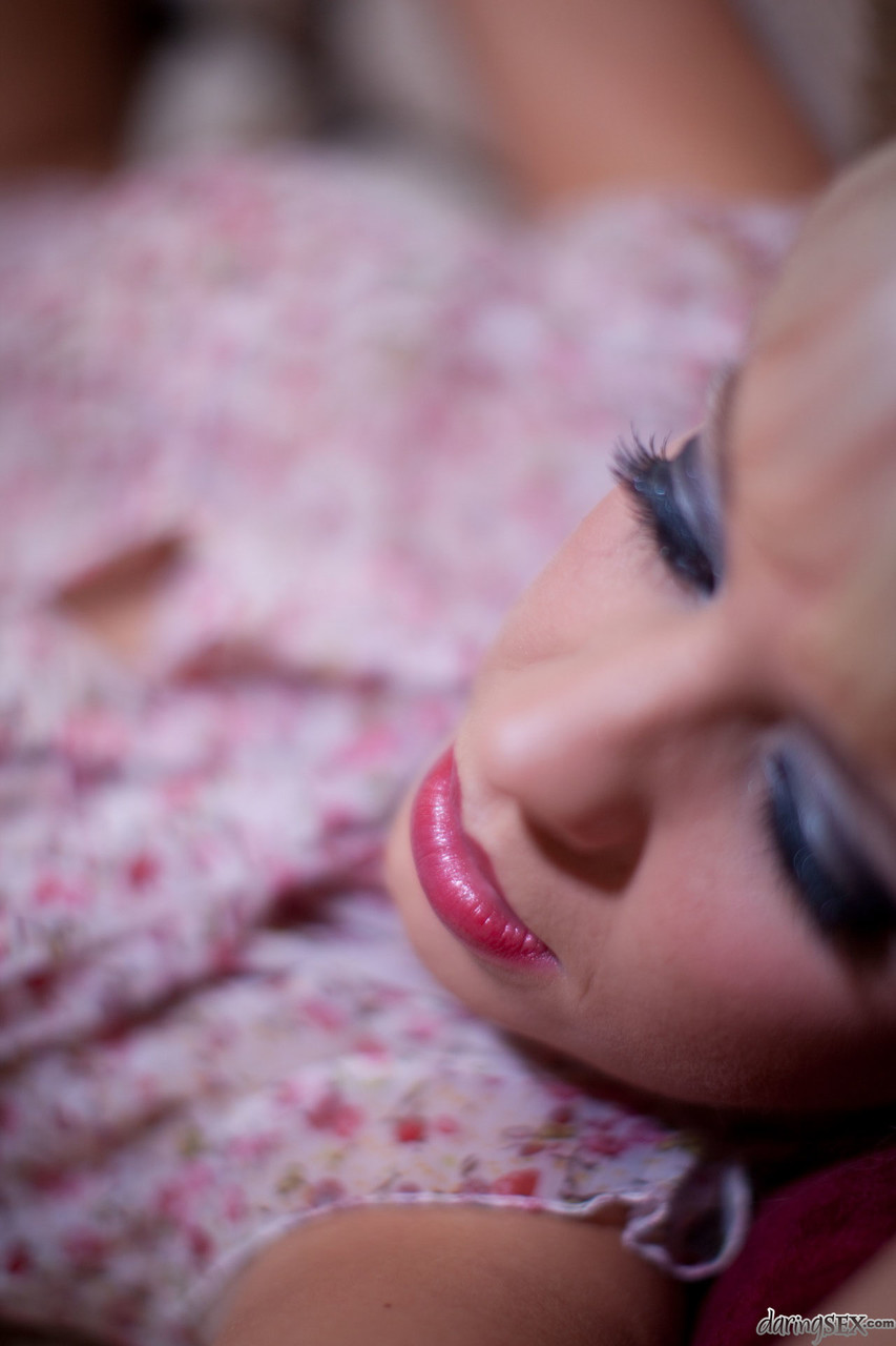 いやらしいイギリス人美熟女ロズ・ロリマー玩具と巨大な白いチンポ