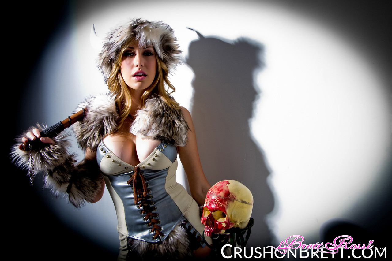 布雷特·罗西穿着毛皮恋物装炫耀惊艳假胸