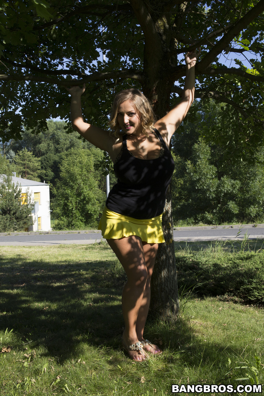 सुनहरे बालों वाली शौकिया माँ क्रिस्टल स्विफ्ट सेक्स से पहले अपने विशाल स्तनों को सहलाती है