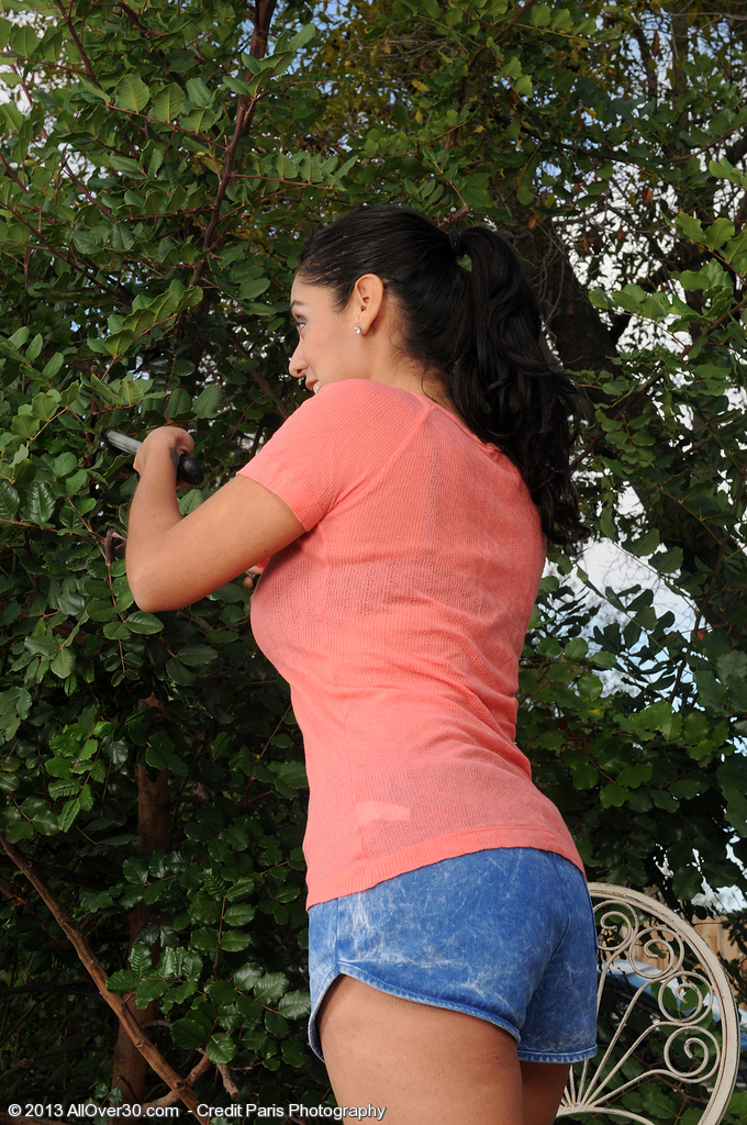 熟女比安卡·门多萨户外展示巨乳与特写蜜穴