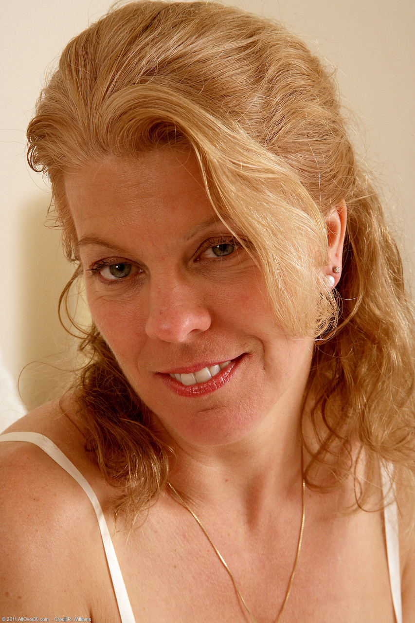 Lauren E、見事な熟した金髪美女、穴を開けて大きな美尻を一人で披露