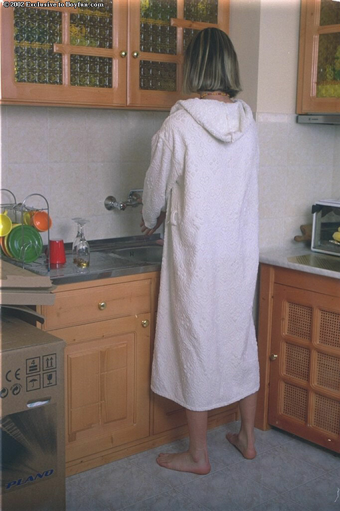 瘦小男模Metodi在厨房露出翘臀和硬屌