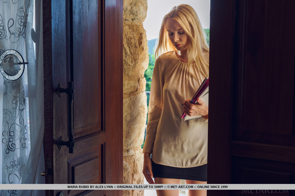 高挑金发玛丽亚·鲁比奥下班后脱衣 拥有无尽长腿