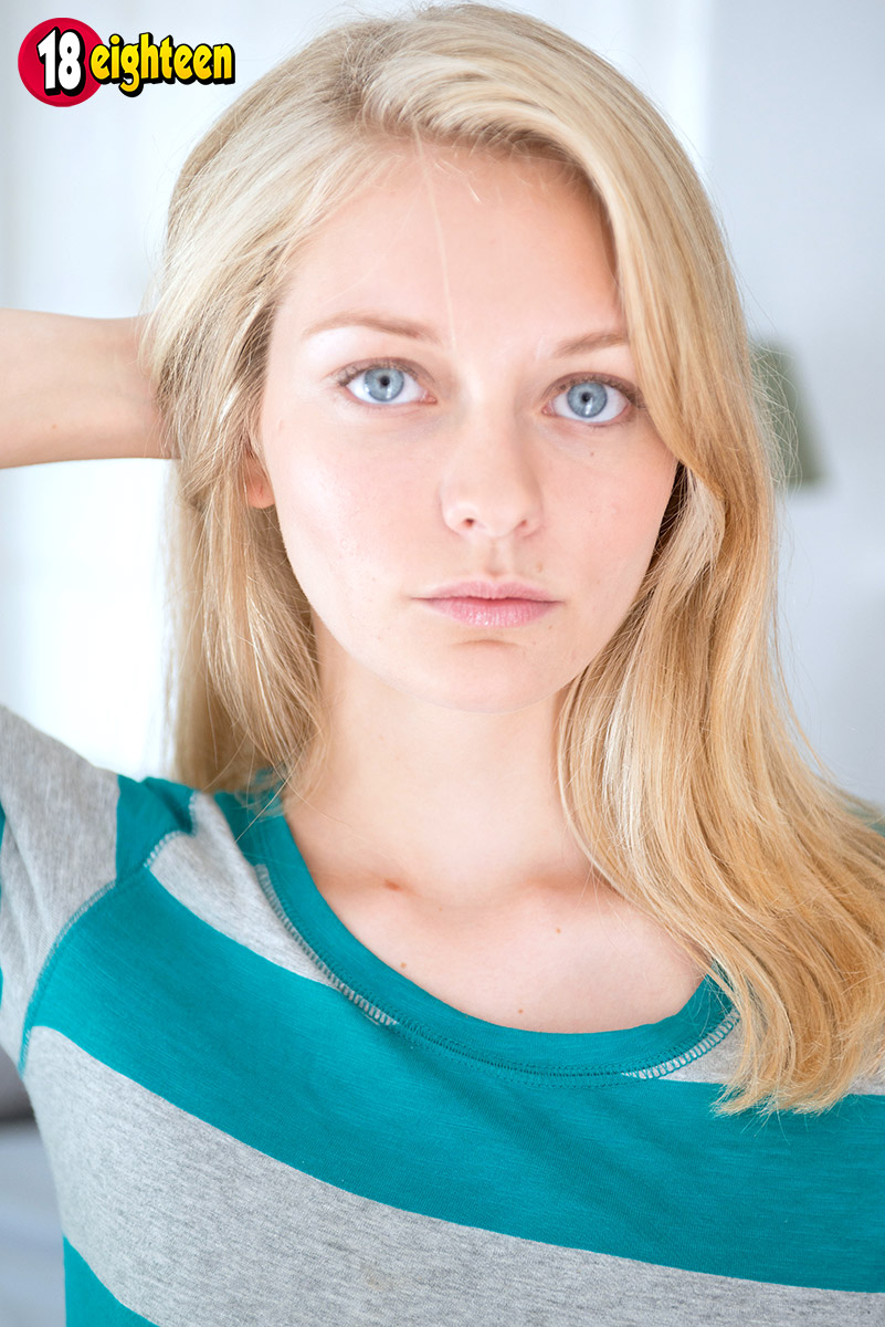 金发蓝眼睛的女孩Alli Rae被秃头Jmac的大阴茎操