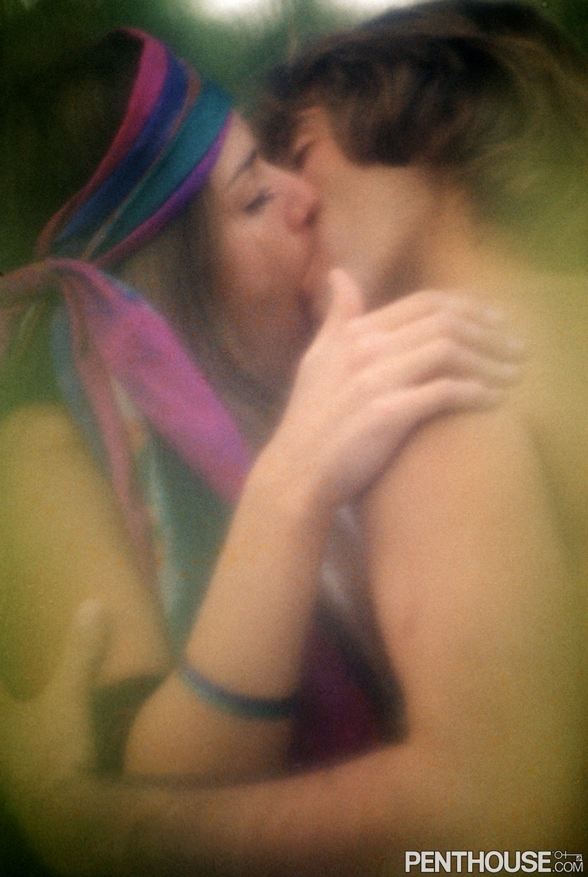 屋外で毛深い部毛の女性が彼氏とキスをする