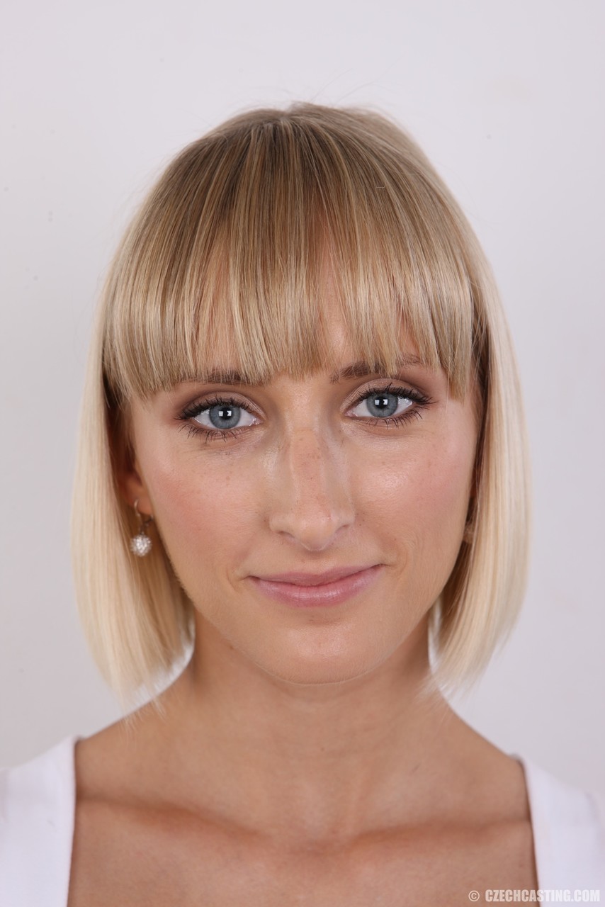 金发风骚业余女郎维罗妮卡全裸站立后坐下