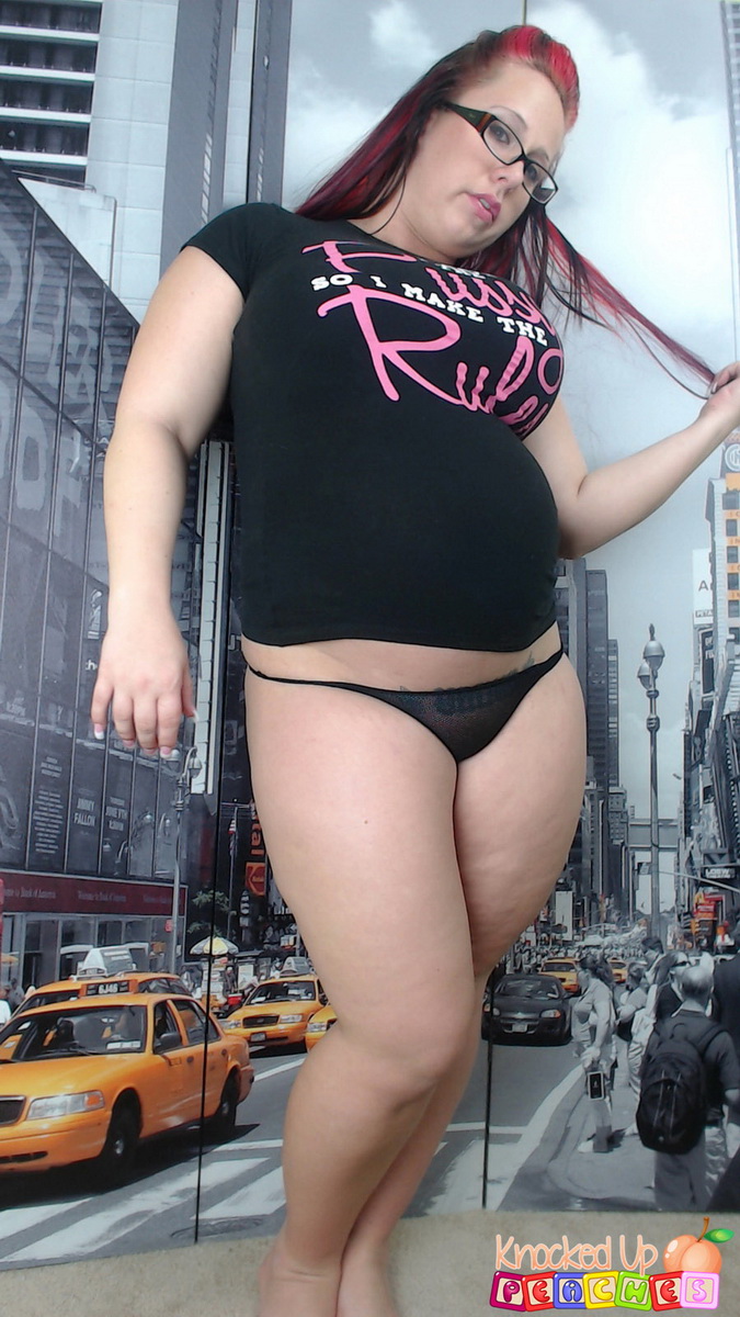 गर्भवती लाल बालों वाली पीचेस विशाल पेट और भारी निप्पल दिखाती है