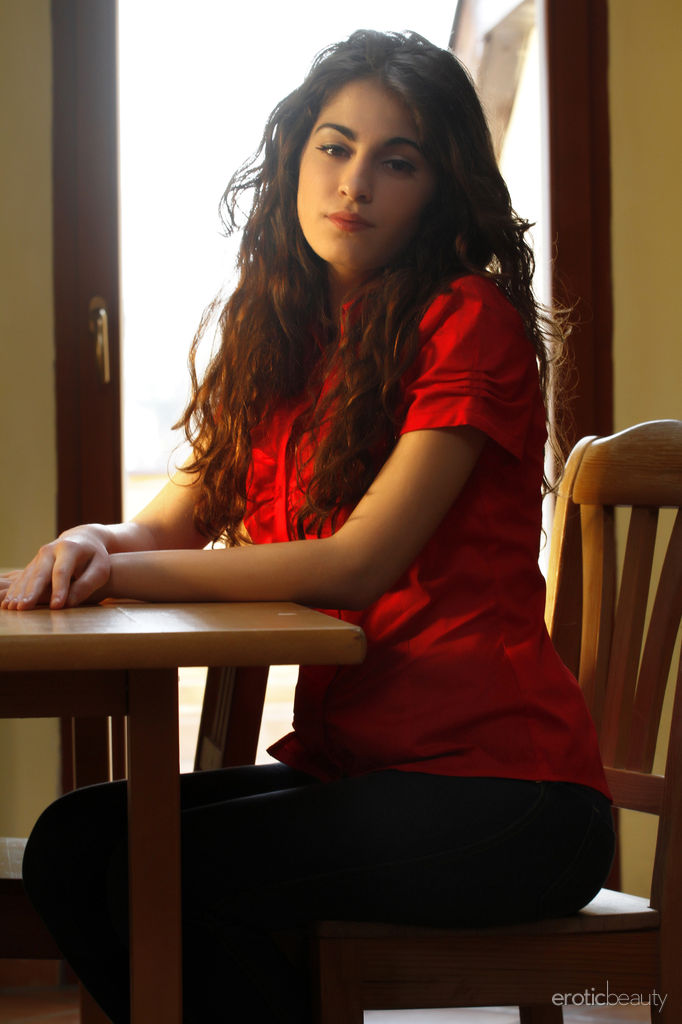 ソイカA 欧州のティーンがシャツとブラジャーを脱ぎながら挑発