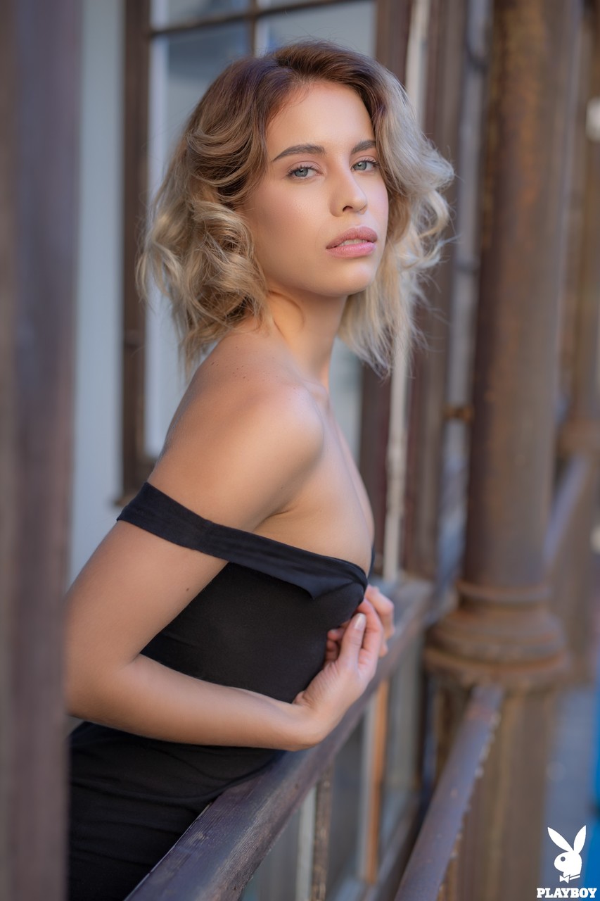 توني ماريا تُظهر وشمها الجنسي وثدييها الصغيرين على جسدها النحيل