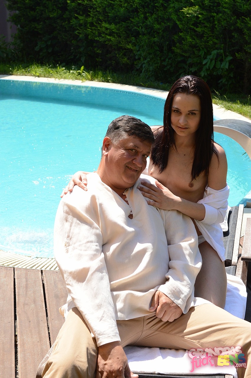 アシュレイ・ウッズは、外での激しいセックスの前に良いフェラチオをする