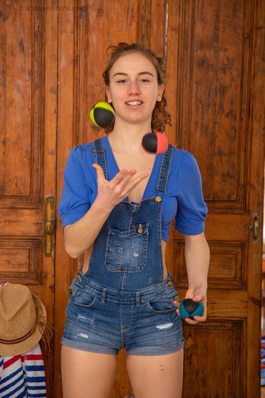 オーストラリア人アマチュアのジョルジアが甘美なお尻と茂みのある秘部を見せる