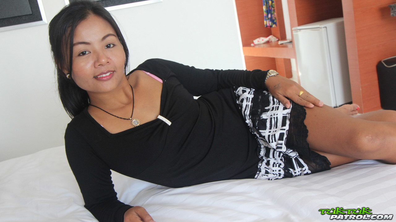 امرأة آسيوية تخلع سراويل حريرية من أجل كريمي شعرية