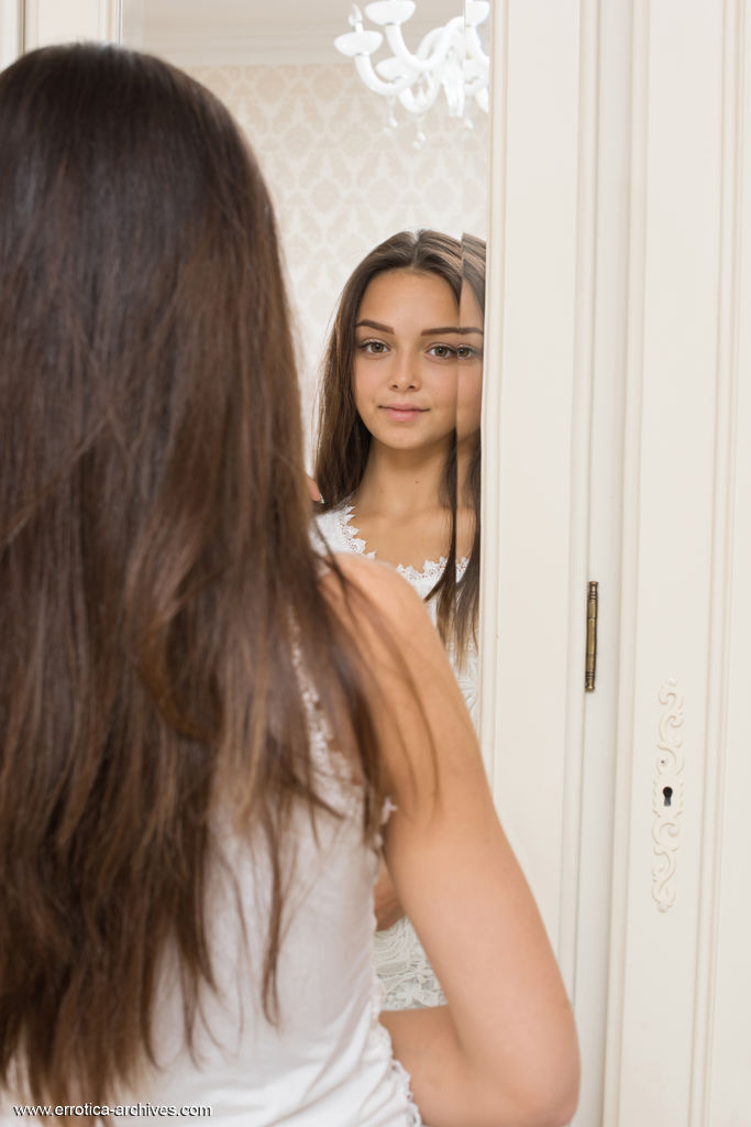 Slava A، فتاة مراهقة جميلة، تخلع ملابسها الدانتيلية لجلسة تصوير عارية