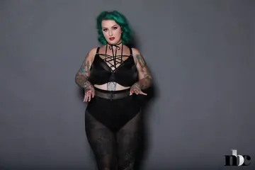 Galda Lou – Brunette BBW Pulls Her Pantyhose Aside and Spreads Wide