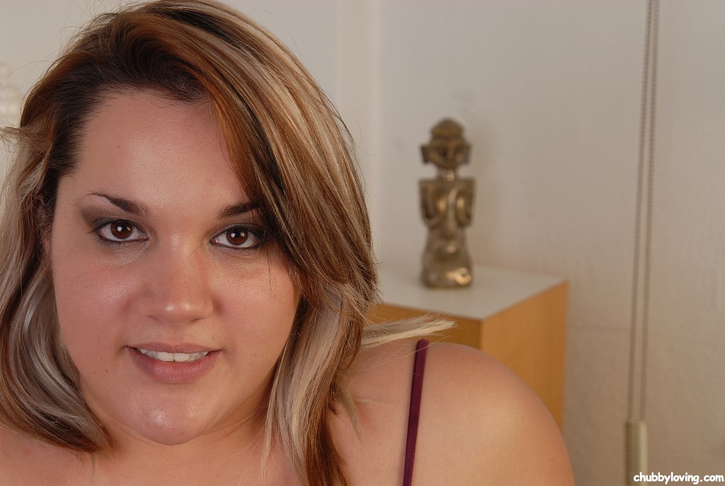 纹身胖妞火辣脱衣玩弄乳头