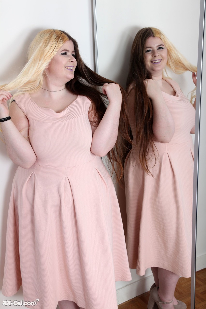 太ったアマチュアの女の子シャルリンがドレスを脱いで大きい胸を自慢する