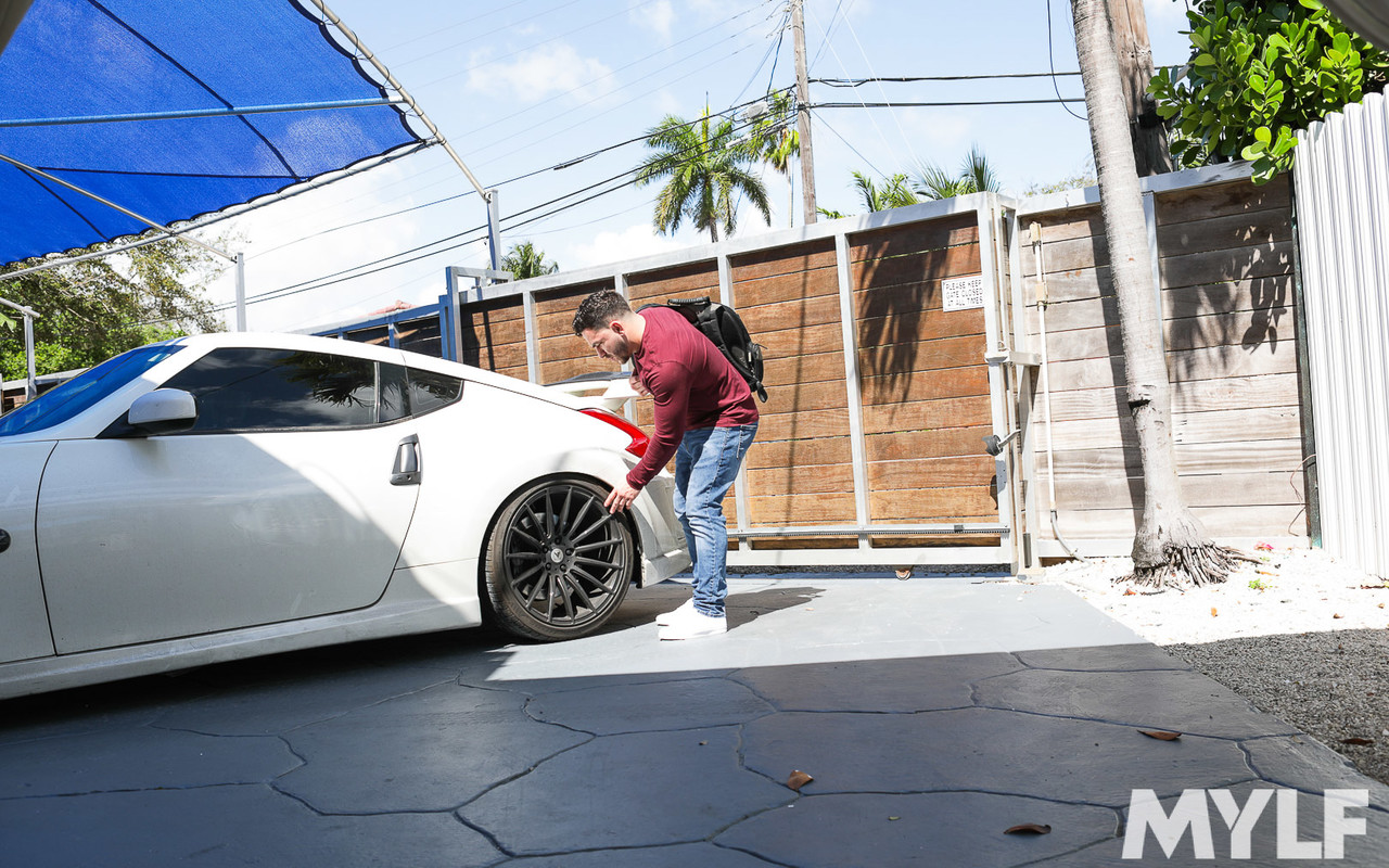 いたずらな熟女アディ・アンドリュースがソファでイケメン甥との熱いセックスを楽しむ