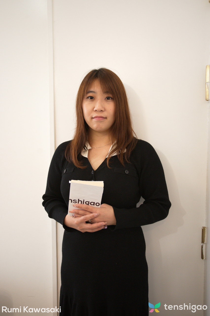 丰满的日本少女Rumi Kawasaki湿吻口交和骑乘