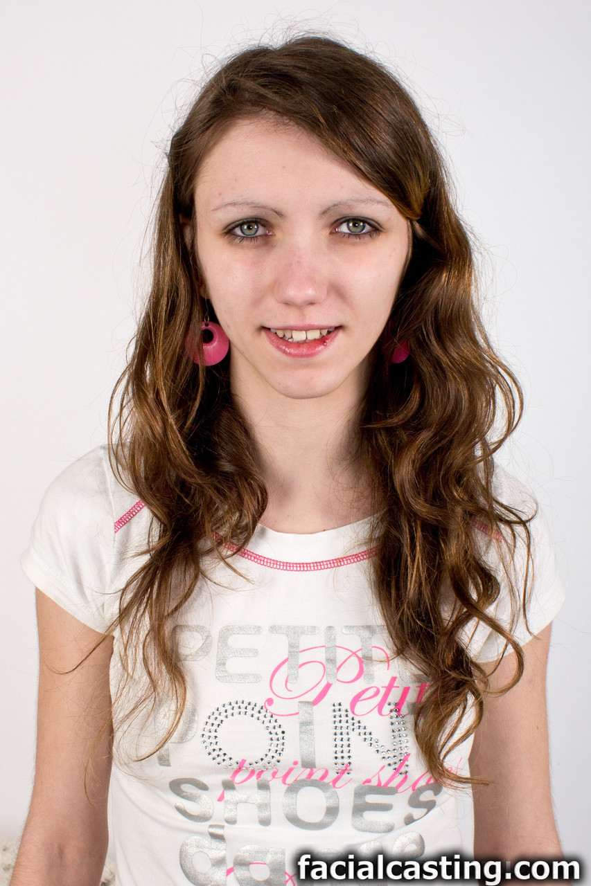 جميلة شابة تعطىfellatio لقرن كبير وتبول على الوجه