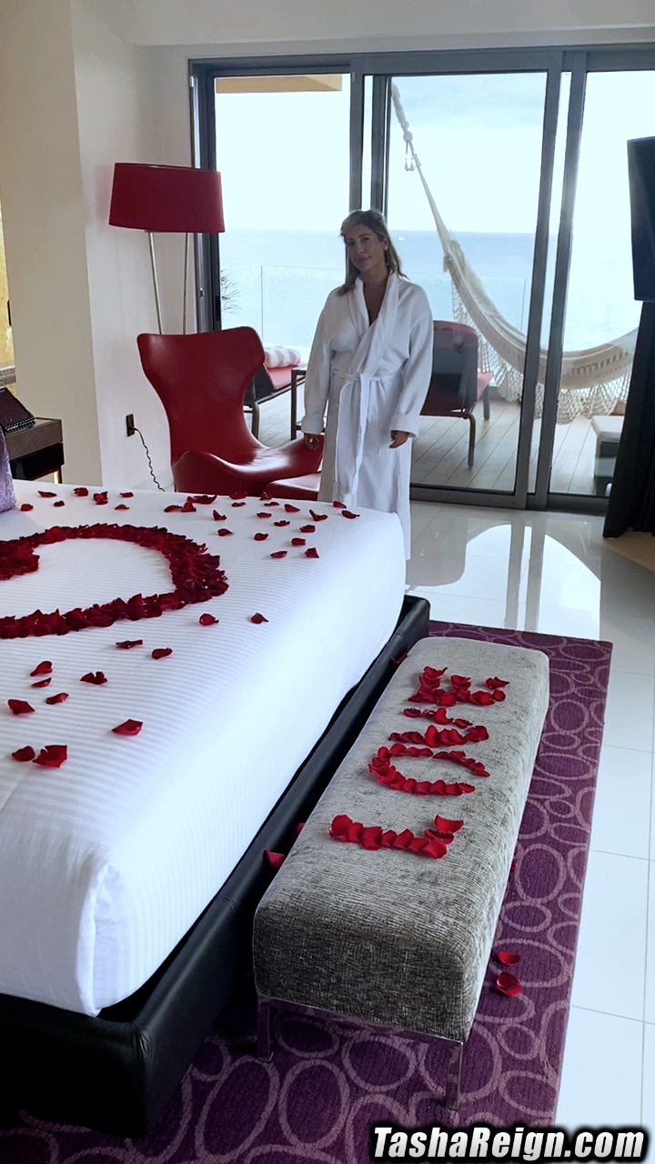 浪漫性爱以在性感金发妻子塔莎·瑞恩的大屁股上射精结束