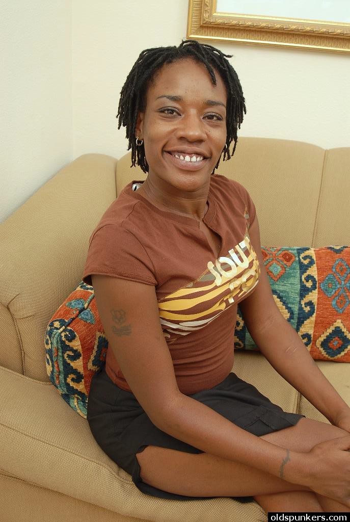 Сексуальная Зрелая Черная Кошка Показывает Горячие Висячие Груди