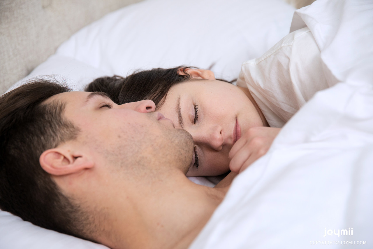 मैटी अपने बॉयफ्रेंड का लंड सुबह लेता है