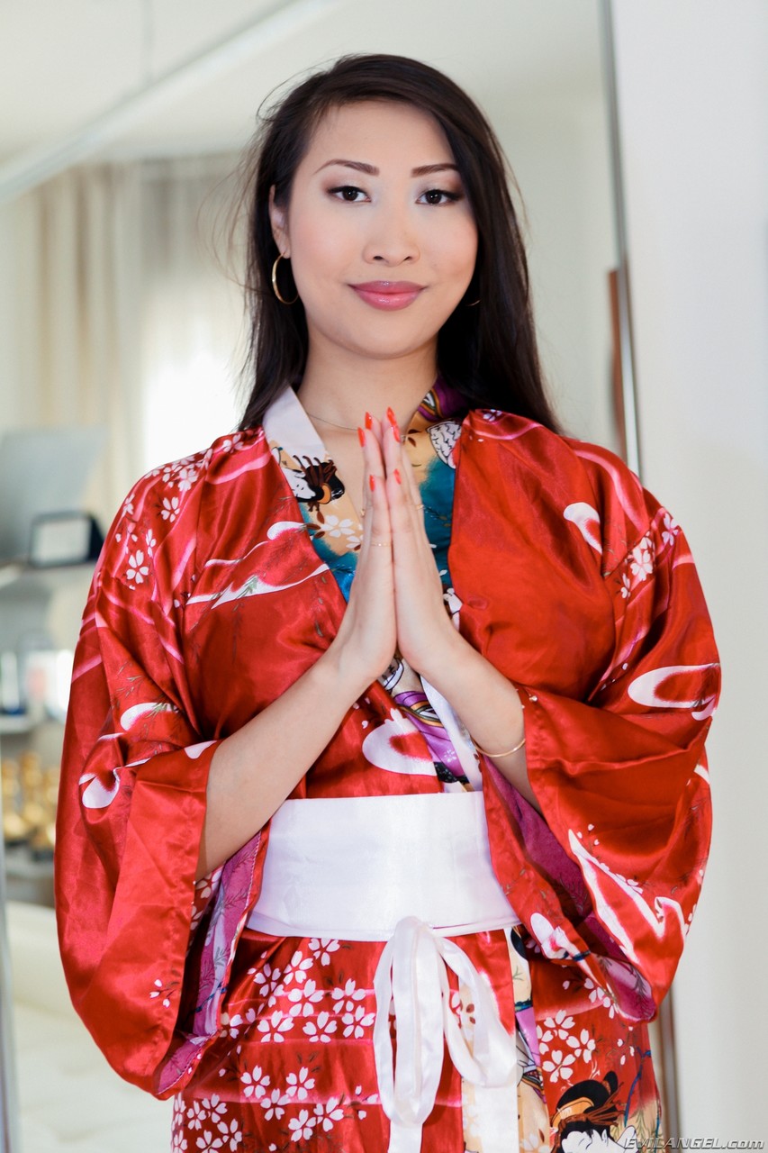 亚洲美女莎朗李展现剃毛的阴道和大屁股