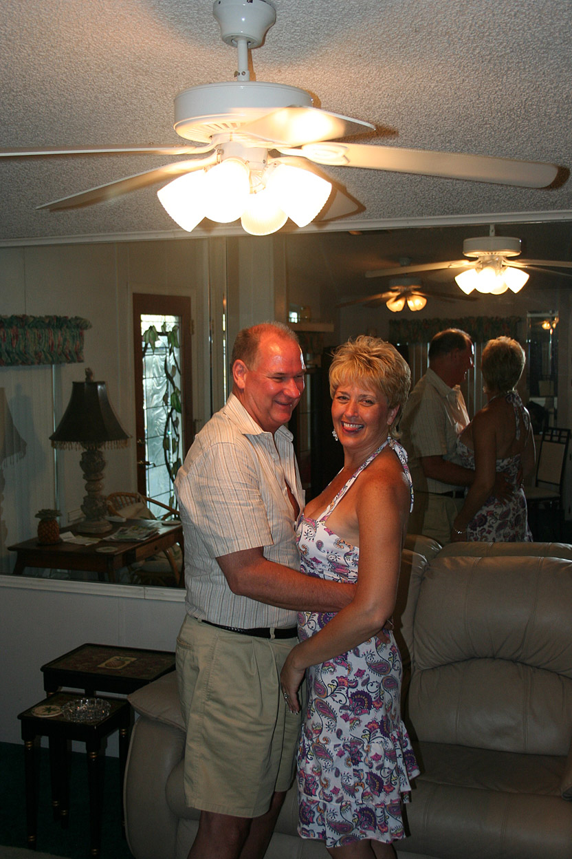 素人金髪人妻トレイシー・リックが淫乱旦那にマンコを中出しされる