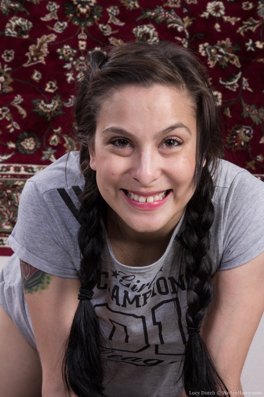 لوسي داتش: بزاز كبيرة فتاة جاموسية بضفيرتين تفتح كس مشعر