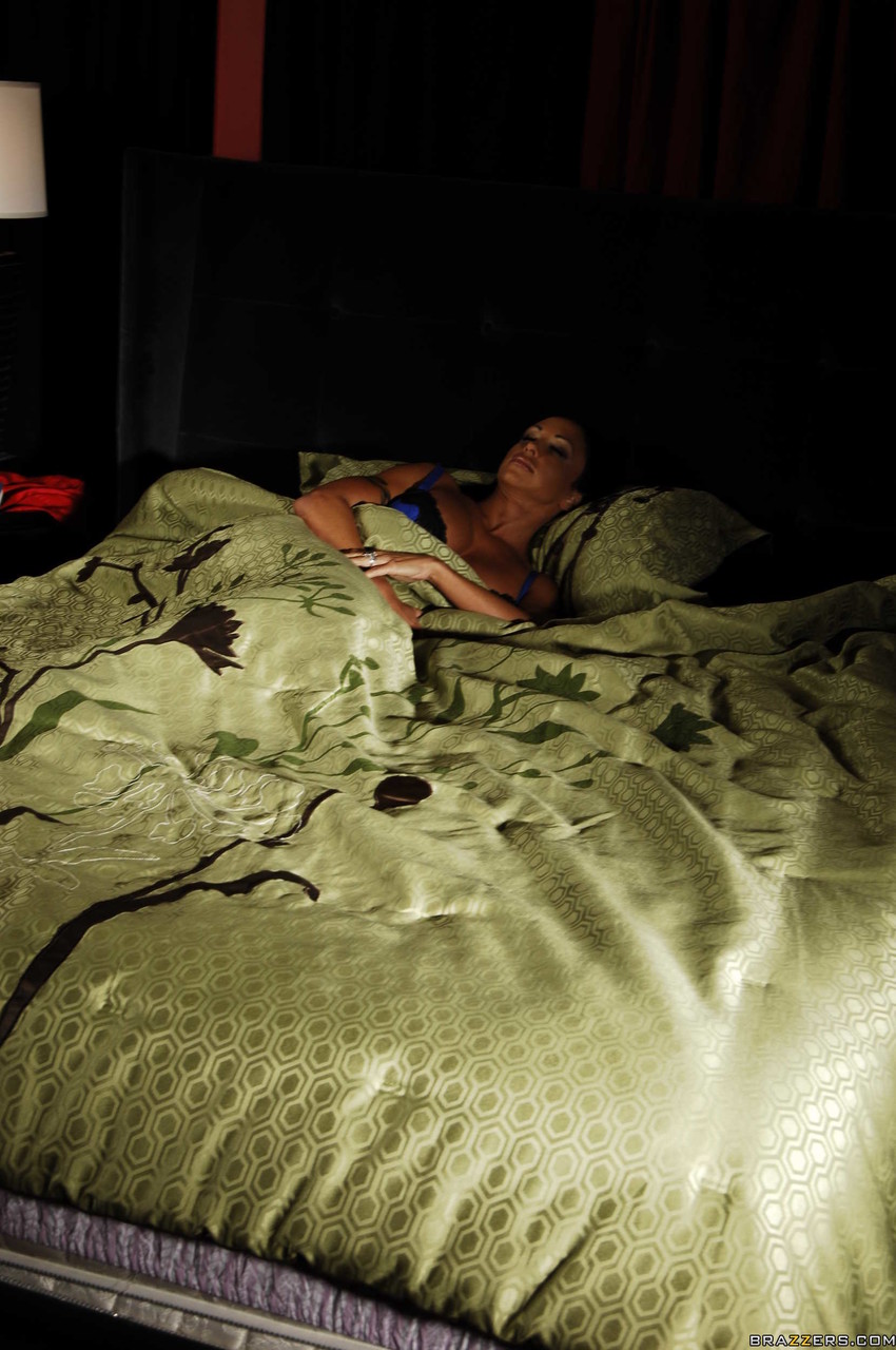 Jewels Jade: Tattooed American MILF Riding Big Penis in Bed