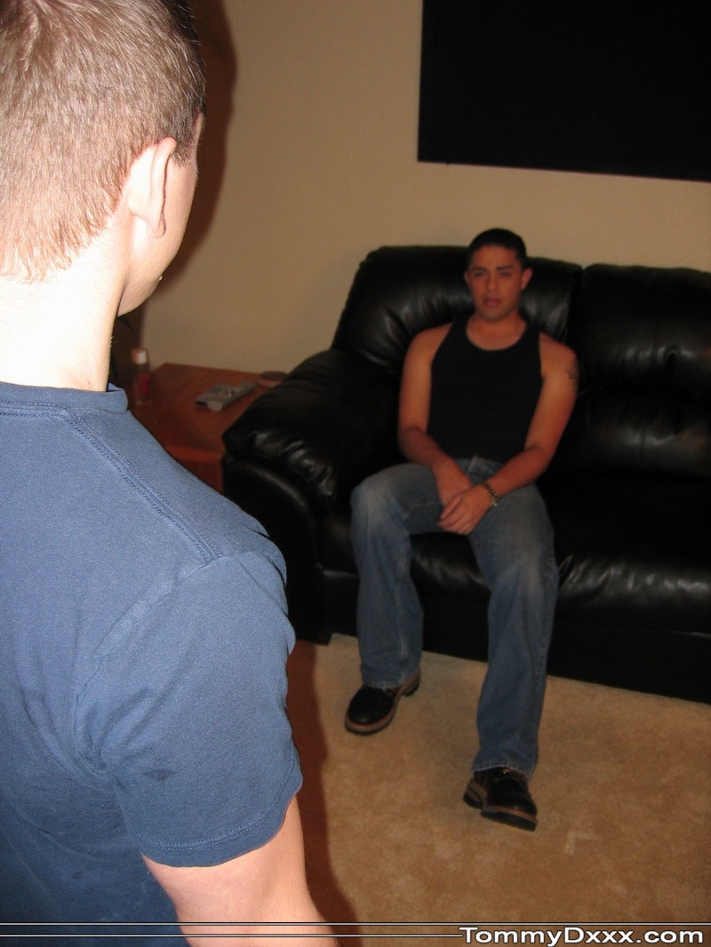 Томми Д Получает Горячий Минет, Пока Ему Вставляют Палец В Задницу В Любительском Гей-Действии