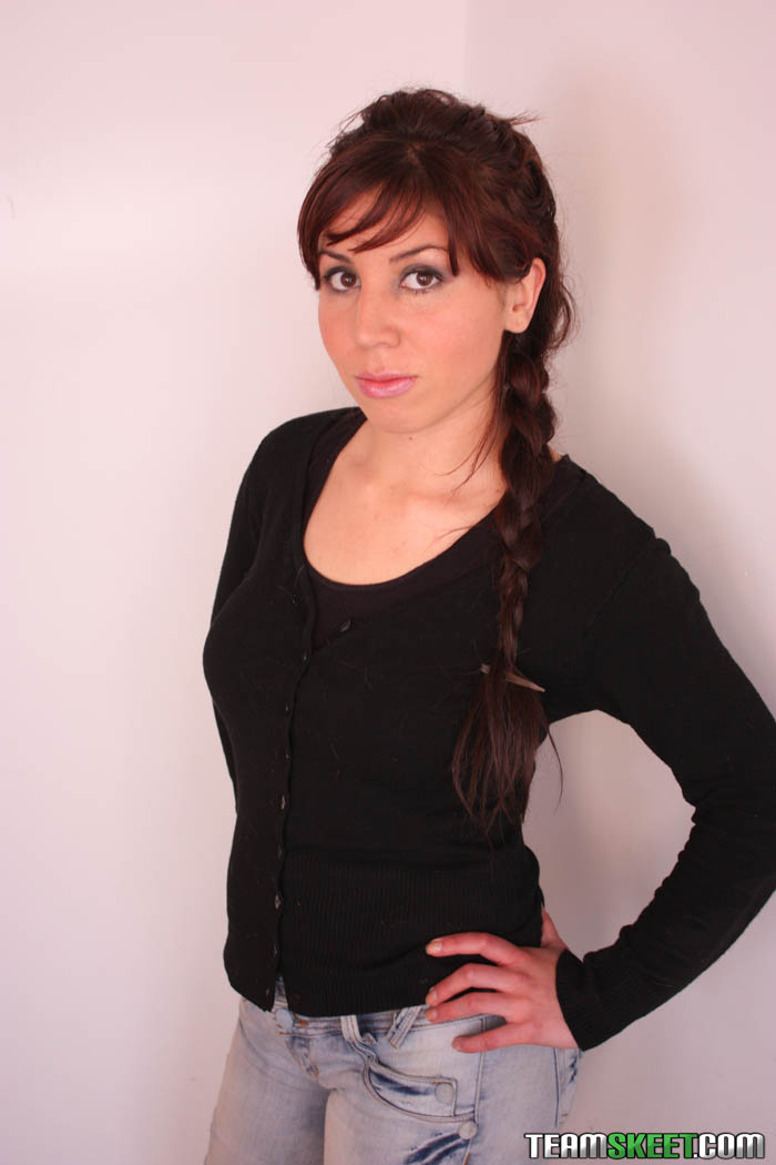 مارييلا جيمينيز: فتاة كولومبية جميلة بالشباك تُظهر ثدييها الطبيعيين ومهبلها المحلوق