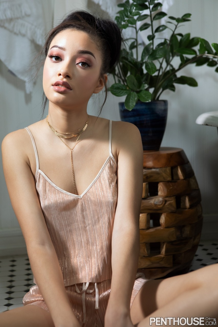 سكارليت بلوم: مراهقة طويلة مذهلة تضع المكياج وتتعري وتستحم