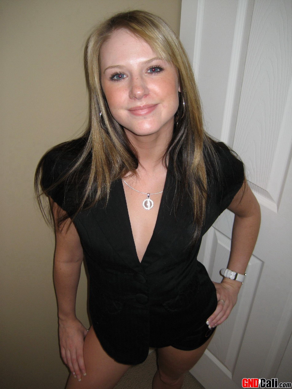 Blonde Teen Butt Naked By Front Door During Solo Action